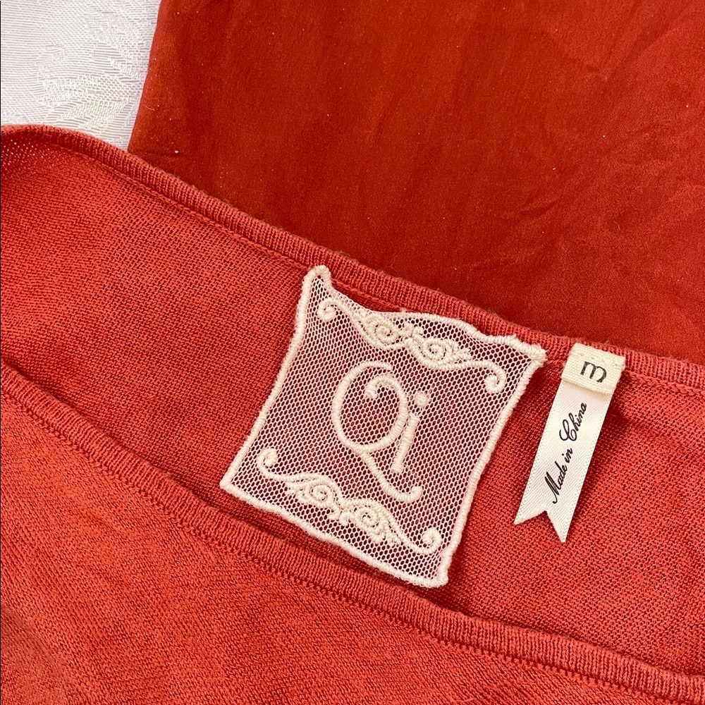 Qi Rust Red Women’s Sleeveless Layered Tank Top. Size Medium. - Picture 3 of 5